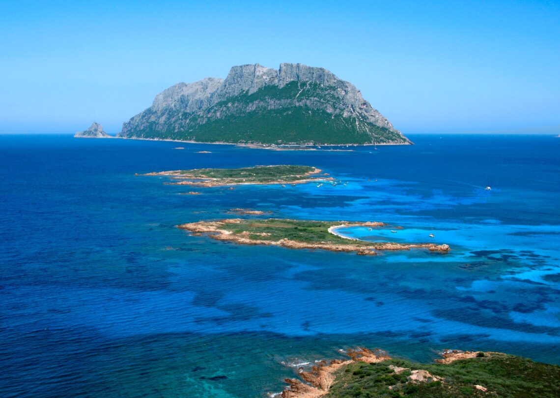 Veduta aerea dell'isola di Tavolara e delle sue isole, Sardegna – Contesto dell'inchiesta sull'estrattivismo costiero a Cala Finanza.