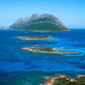 Veduta aerea dell'isola di Tavolara e delle sue isole, Sardegna – Contesto dell'inchiesta sull'estrattivismo costiero a Cala Finanza.