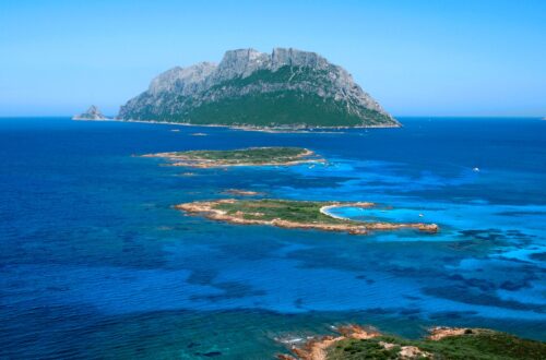 Veduta aerea dell'isola di Tavolara e delle sue isole, Sardegna – Contesto dell'inchiesta sull'estrattivismo costiero a Cala Finanza.