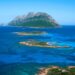 Veduta aerea dell'isola di Tavolara e delle sue isole, Sardegna – Contesto dell'inchiesta sull'estrattivismo costiero a Cala Finanza.